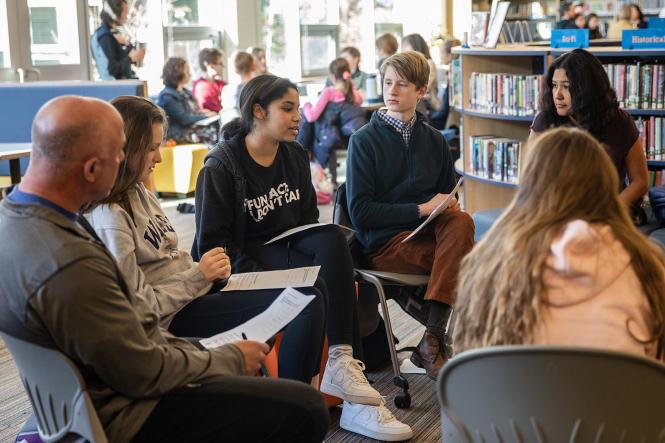 Photo: Students in dialogue