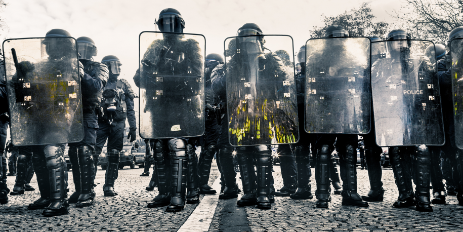 Photo: Police in riot gear