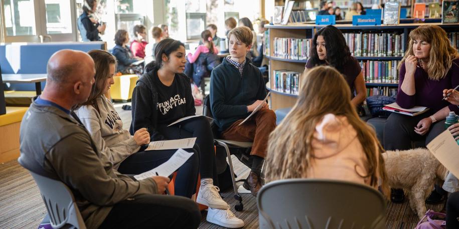 Photo: Students in dialogue