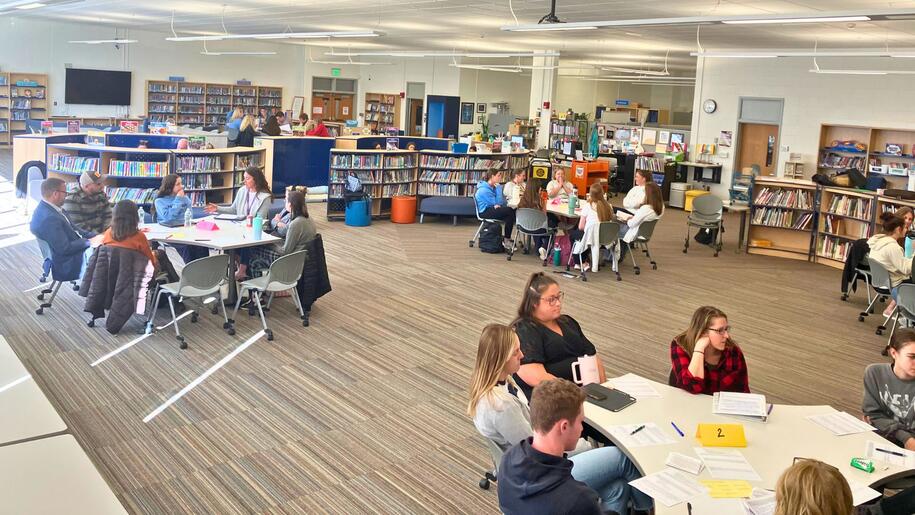 Photo: Students in dialogue in a school library